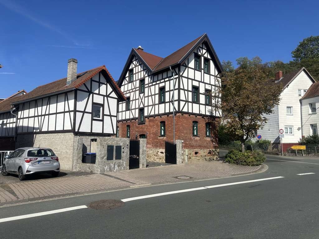 Immobilie in Lahnau - Modernisiertes Einfamilienhaus mit ausbaubarer Bürofläche. - Bild 0