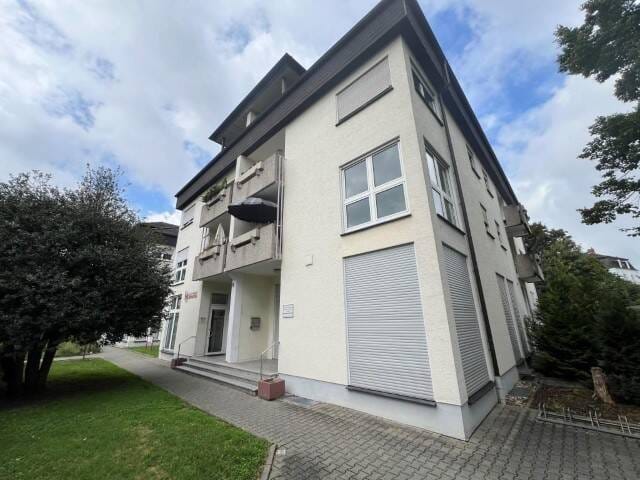 Immobilie in Friedberg (Hessen) - 3-Zimmer-Eigentumswohnung mit Balkon, Dachterrasse und Stellplatz in Friedberg (Erbpachtgrundstück) - Bild 1