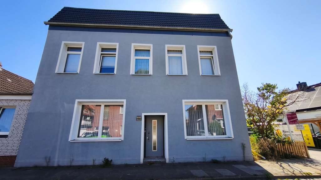 Immobilie in Uetersen - Zweifamilienhaus mit Potenzial in Uetersen – renovierungsbedürftig, mit Garten und Stellplätzen - Bild 0