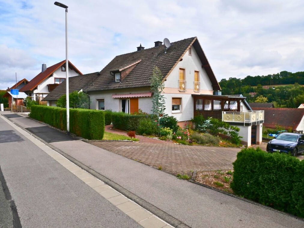 Immobilie in Burkardroth - freistehendes Einfamilienhaus mit Doppelgarage und Einzelgarage - Bild 1