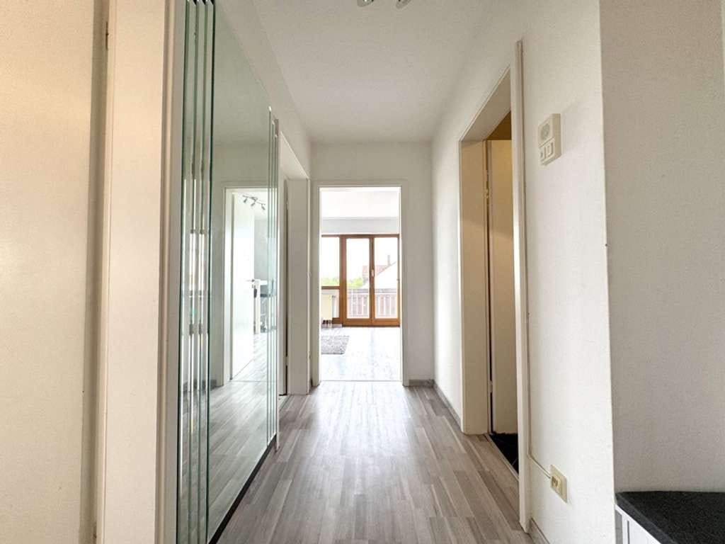 Immobilie in Höhenkirchen-Siegertsbrunn - Attraktive 2 ZKB DG Wohnung mit Balkon in ruhiger Lage von Siegertsbrunn - Bild 2