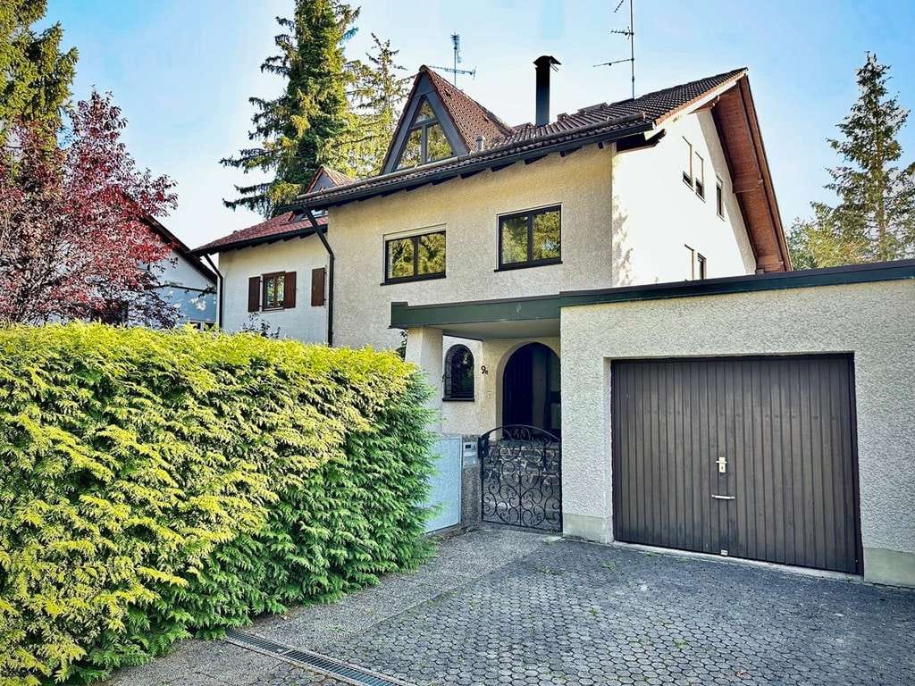 Immobilie in Gröbenzell - Großzügiges Haus mit 243 m² Wohnfläche in Gröbenzell - Bild 0