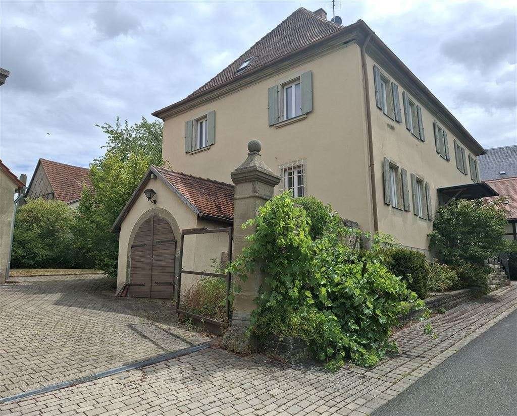 Immobilie in Obernbreit - Historisches Pfarrhaus mit Charme – großzügiges Wohnen auf ca. über 1.100 m² Grundstück - Bild 0