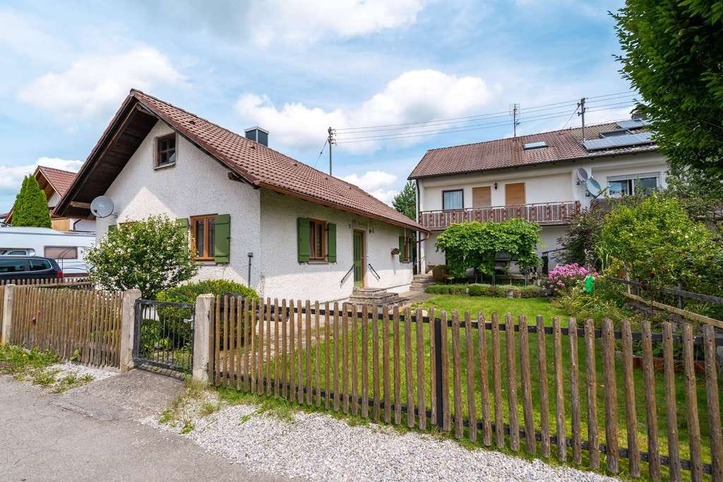 Immobilie in Peiting - Zwei Wohneinheiten: Doppelhaushälfte und kleiner Bungalow in ruhiger Lage - Bild 0