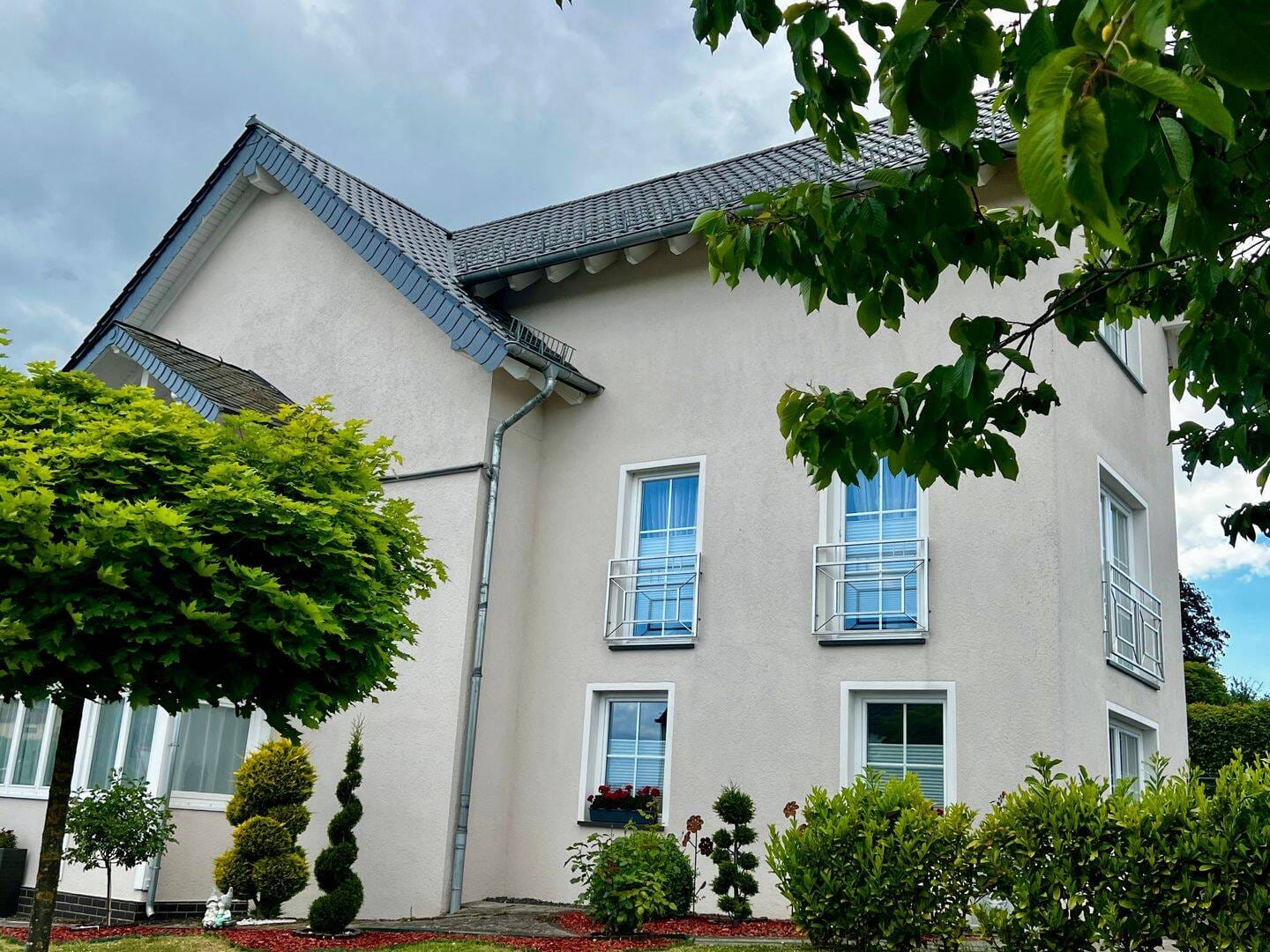 Immobilie in Arzfeld - Großzügiges Einfamilienhaus mit fünf Schlafzimmern, lichtdurchflutetem Wohnambiente und gepflegtem Garten – ideal für Familien - Bild 1