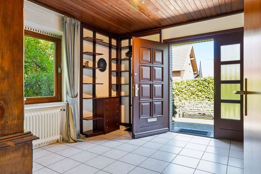 Immobilie in Aurich - Großzügiges Einfamilienhaus in Bestlage von Aurich – Wohnen im Grünen auf weitläufigem Grundstück! - Bild 2