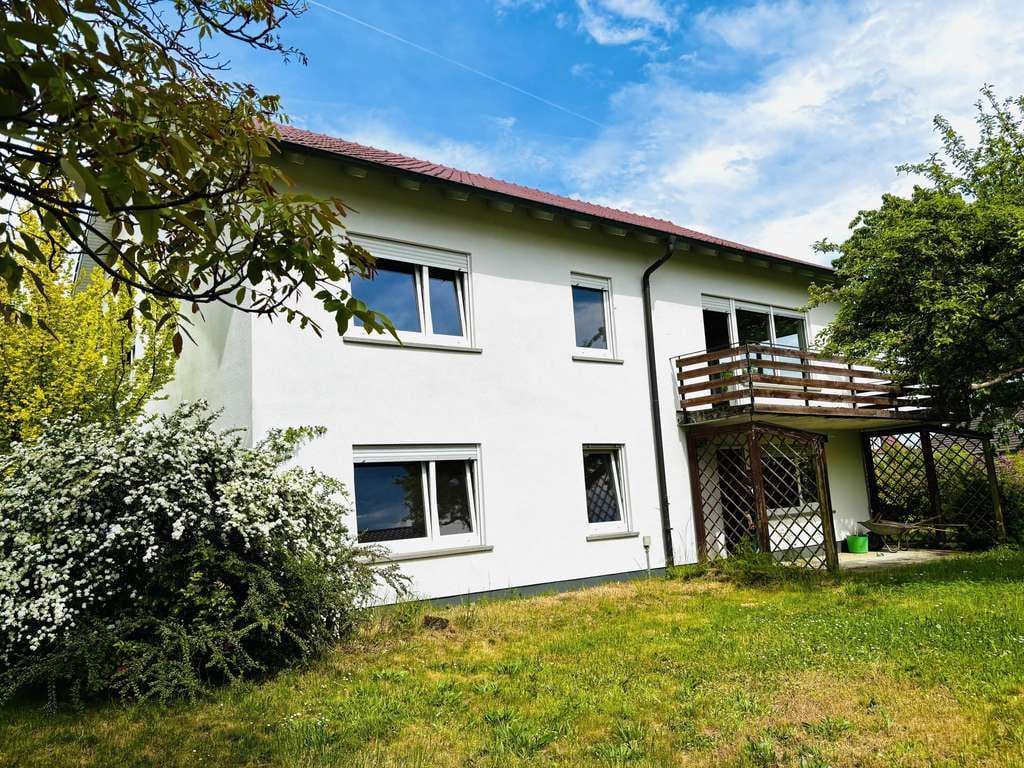 Immobilie in Haßfurt - Top-Lage! Ruhig, sonnig und viel Grün umgebenes Haus mit Einliegerwohnung, Doppelgarage und Garten, - Bild 1