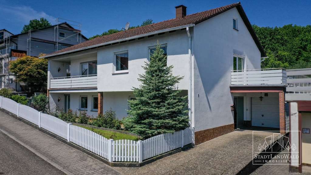 Immobilie in Höheischweiler - Einziehen und wohlfühlen – Gepflegtes Einfamilienwohnhaus mit Sonnenterrasse und Blick ins Grüne - Bild 1