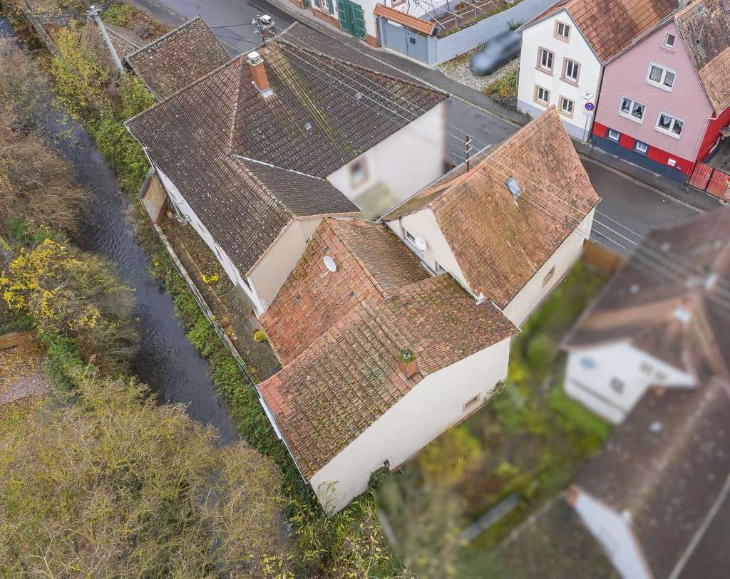 Immobilie in Siebeldingen - Einfamilienhaus im Ortskern von Siebeldingen mit kleiner Loggia und Blick auf die Queich - Bild 1
