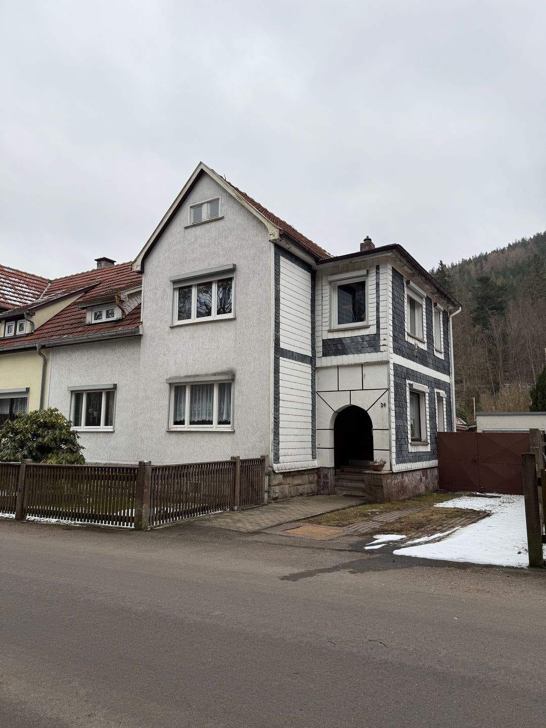 Immobilie in Luisenthal - Doppelhaushälfte mit Charakter & Potenzial - Raum für Ideen und neue Wohnkonzepte - Bild 0