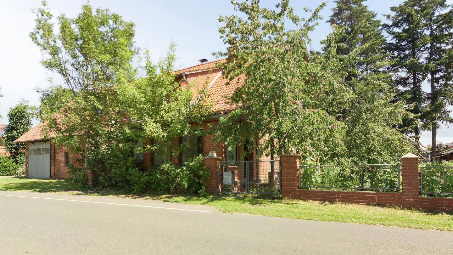 Immobilie in Stolzenau - Viel Platz, vielseitige Nutzung - großzügiges Zweifamilienhaus mit idyllischem Naturgarten - Bild 2