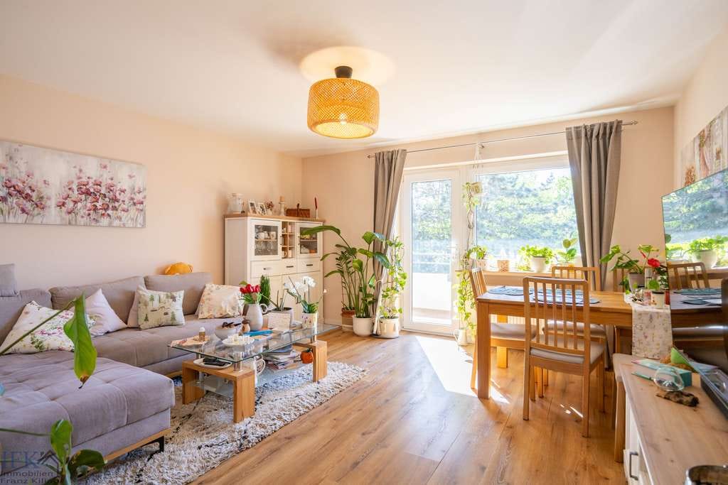 Immobilie in Weilheim in Oberbayern - Über den Dächern von Weilheim! Umfassend renovierte 3-Zimmer-Wohnung mit 2 Balkonen - Bild 0