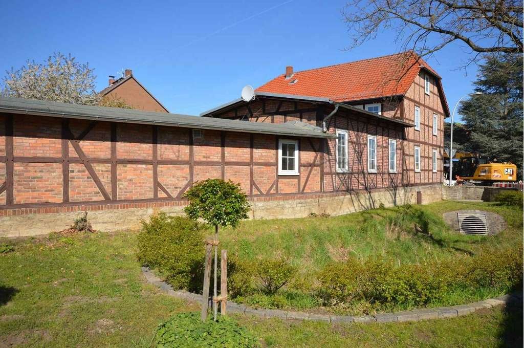 Immobilie in Warberg - Großes, stilvolles Fachwerkhaus auf 1.270m² Grundstück mit Solaranlage + 4 Garagen. - Bild 2