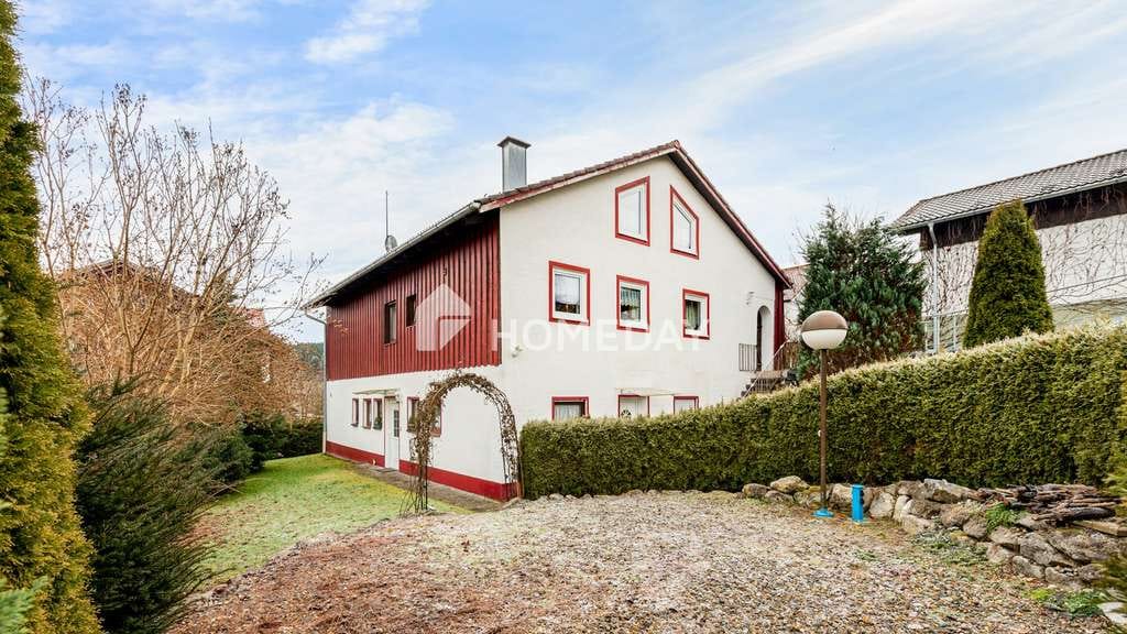 Immobilie in Weitnau - Großzügiges Zweifamilienhaus mit weitläufigem Garten und vielseitigem Wohnkonzept - Bild 0