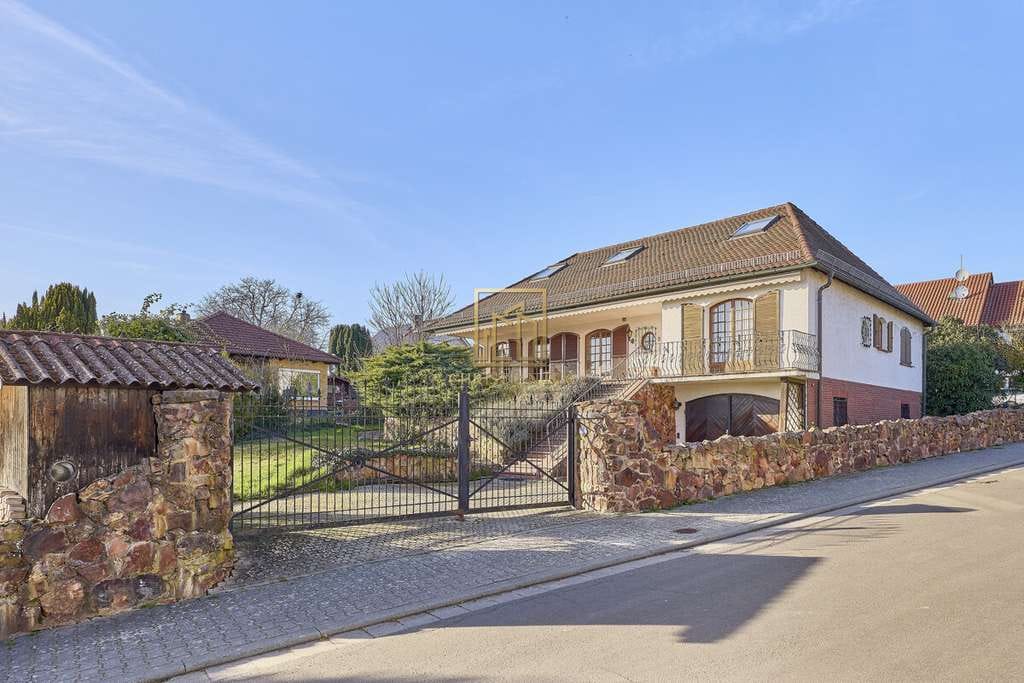Immobilie in Monsheim - Christian Dik Immobilien/ Einfamilienhaus mit architektonischen Charakter im französischen Stil - Bild 2