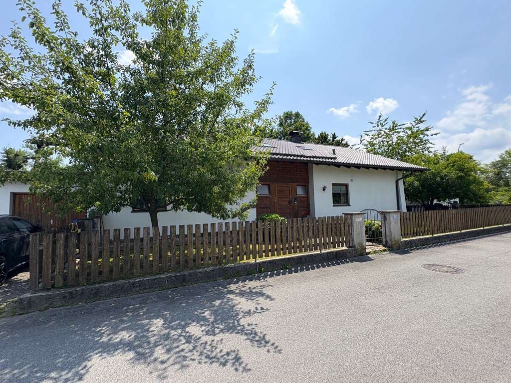 Immobilie in Raubling - EFH mit Einlieger-Whg. oder nutzbar als ZFH mit herrlichem Ausblick, kleinem Bachlauf und sehr guter - Bild 0