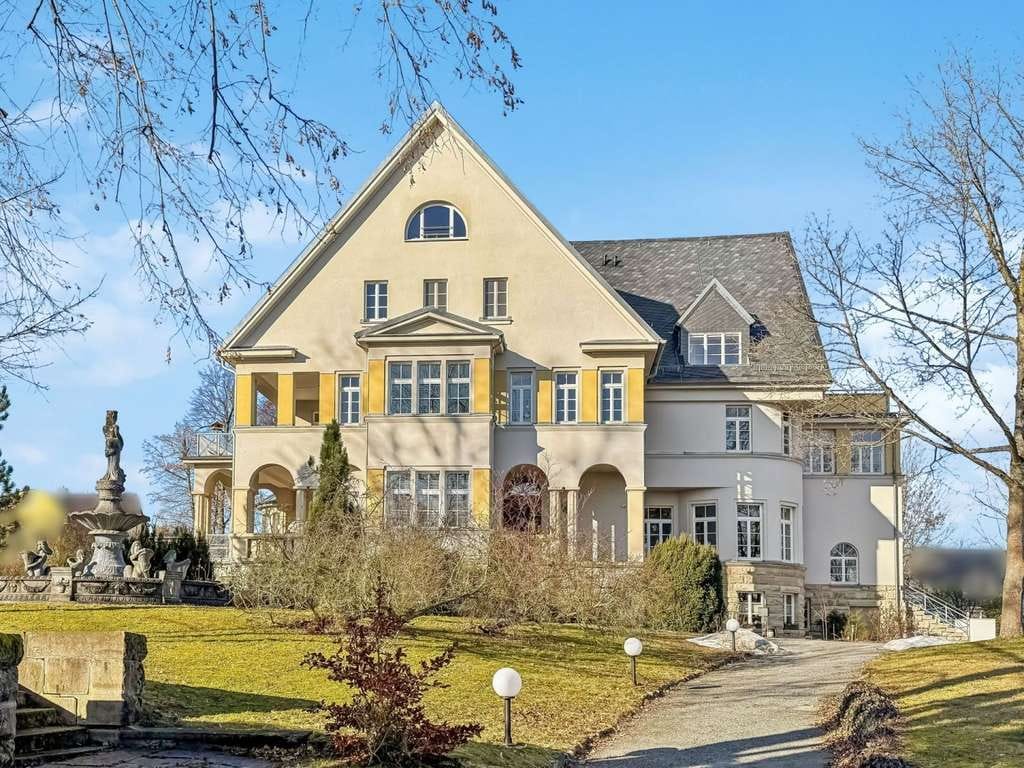 Immobilie in Bad Klosterlausnitz - Wohnen im Denkmal wie im eigenen Haus – Exklusive Maisonettewohnung im „Valuta-Schloss“  - Bild 0
