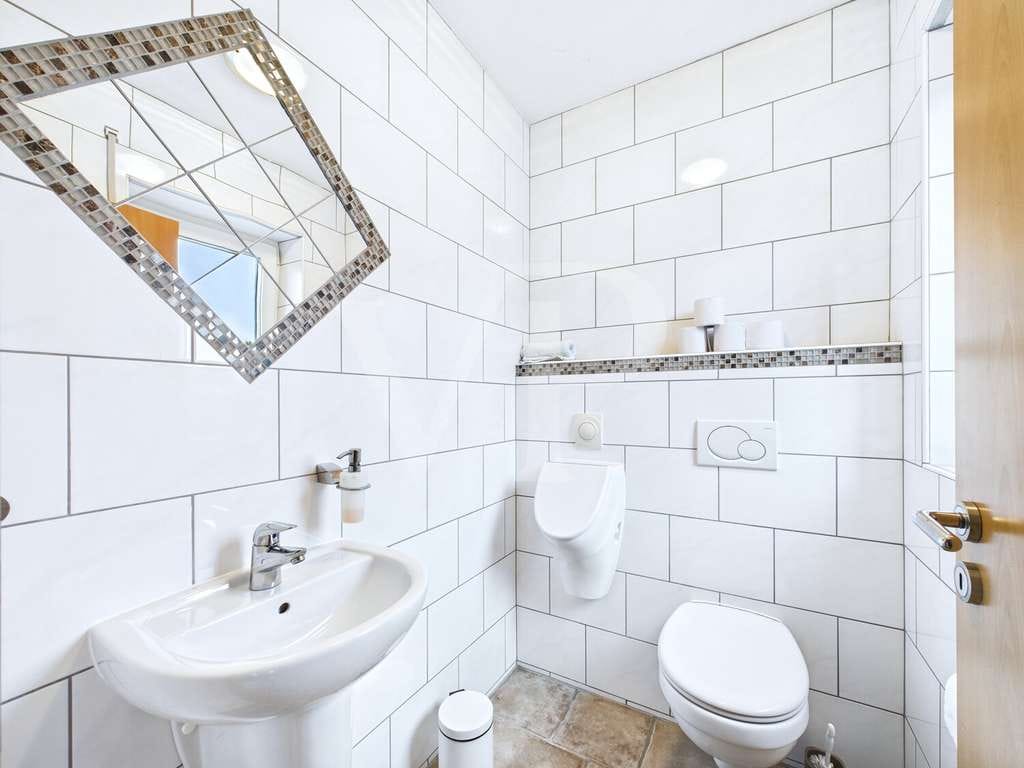 Immobilie in Upgant-Schott - Großzügiges Einfamilienhaus mit ELW, Doppelgarage und pflegeleichtem Grundstück - Bild 1