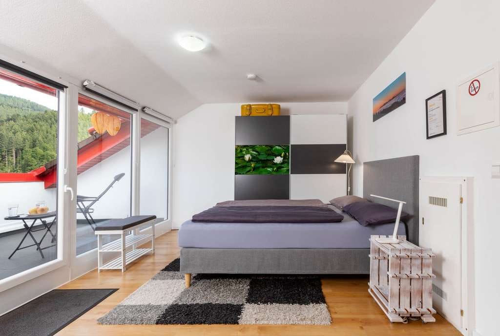 Immobilie in Bad Peterstal-Griesbach - Charmante Dachgeschosswohnung mit Panorama-Dachterrasse im Schwarzwald - Bild 0