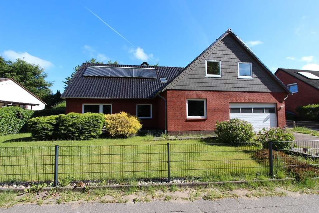 Immobilie in Leck - Energetisch aufwendig modernisiertes Wohnhaus mit 2 Wohneinheiten auf großzügigem Grundstück - Bild 1