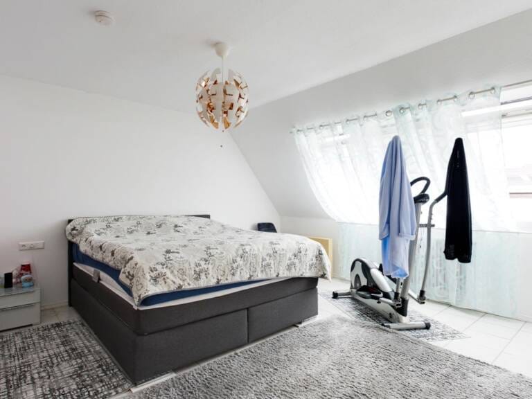 Immobilie in Beuren - Stilvolle 3-Zimmer-Maisonettewohnung mit Balkon, zwei Bädern und Stellplätzen in attraktiver Lage von Beuren (Wohn-und Geschäftshaus) - Bild 3