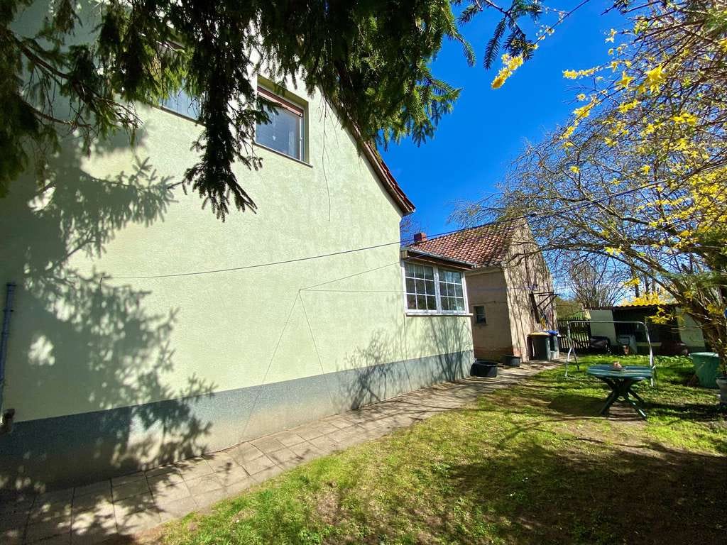 Immobilie in Börde-Hakel - EFH mit großem Grundstück, Doppelgarage und solider Substanz - ruhige Lage mit viel Potenzial - Bild 1
