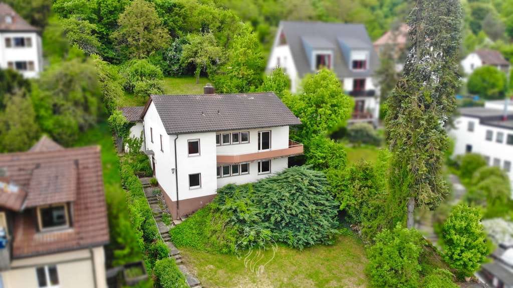 Immobilie in Höchberg - Platz für Ihre Familie und Ihre Ideen – Einfamilienhaus mit großem Garten - Bild 0