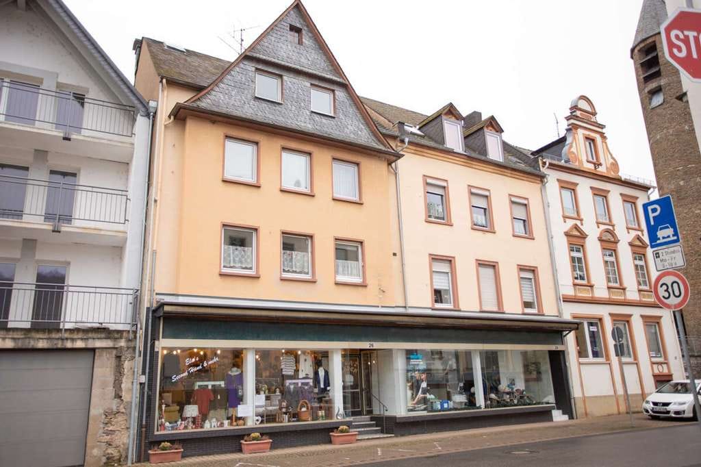 Immobilie in Zell (Mosel) - 2 vermietete MFH mit insges. 5-6 Wohnungen, Gewerbefläche und Garagen in attraktiver Lage von Zell - Bild 0