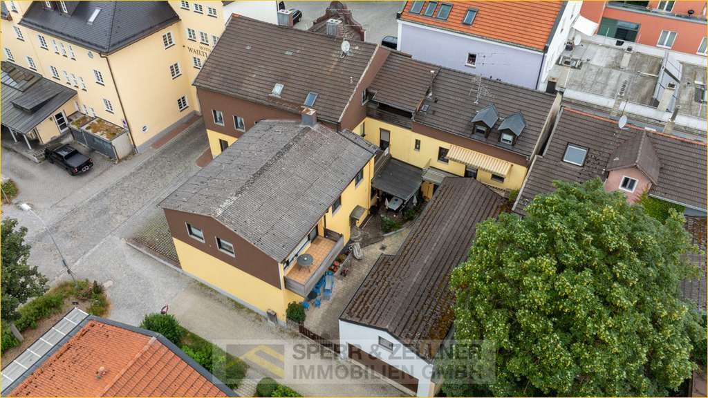 Immobilie in Dorfen - Im Herzen von Dorfen - gepflegtes Wohn- und Geschäftsgebäude: Große Gewerbeeinheit mit Schaufensterf - Bild 0