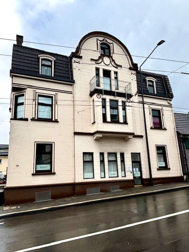 Immobilie in Solingen - Attraktives Mehrfamilienhaus mit frei werdender Gewerbeeinheit und drei Wohneinheiten in Solingen! - Bild 1