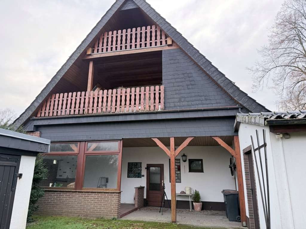 Immobilie in Schwanewede - Zweifamilienhaus in ruhiger und dennoch zentraler Lage von Schwanewede im Ortsteil Neuenkirchen - Bild 0