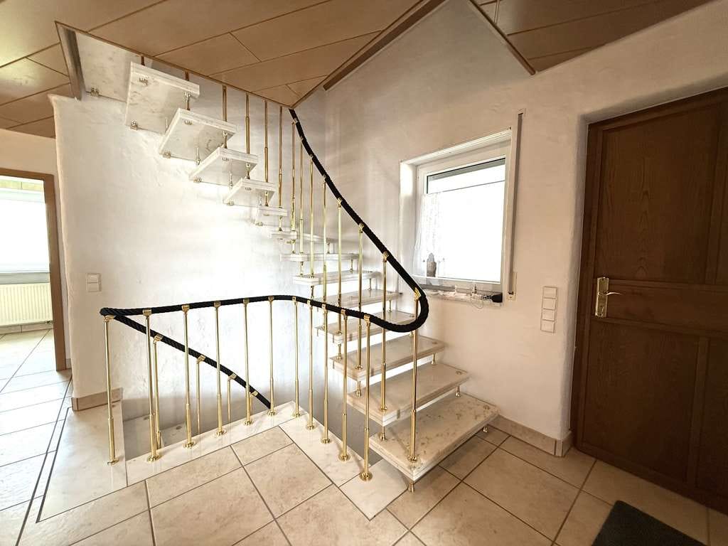 Immobilie in Zwiefalten - Wohnen mit Perspektive - Haus mit viel Ausbaureserve im Dachgeschoss - Bild 3