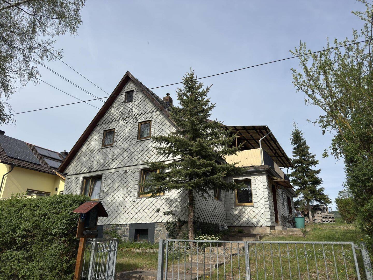 Immobilie in Römhild - Sanierungsbedürftiges Einfamilienhaus in traumhafter Alleinlage - Bild 1