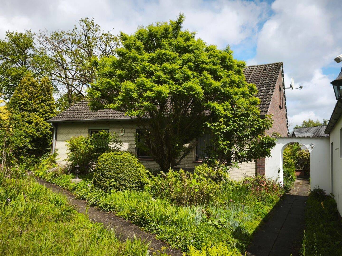 Immobilie in Schwarme - Toll für Paare oder kleine Familien: Einfacher, ebenerdiger Bungalow mit naturnahem Garten - Bild 2