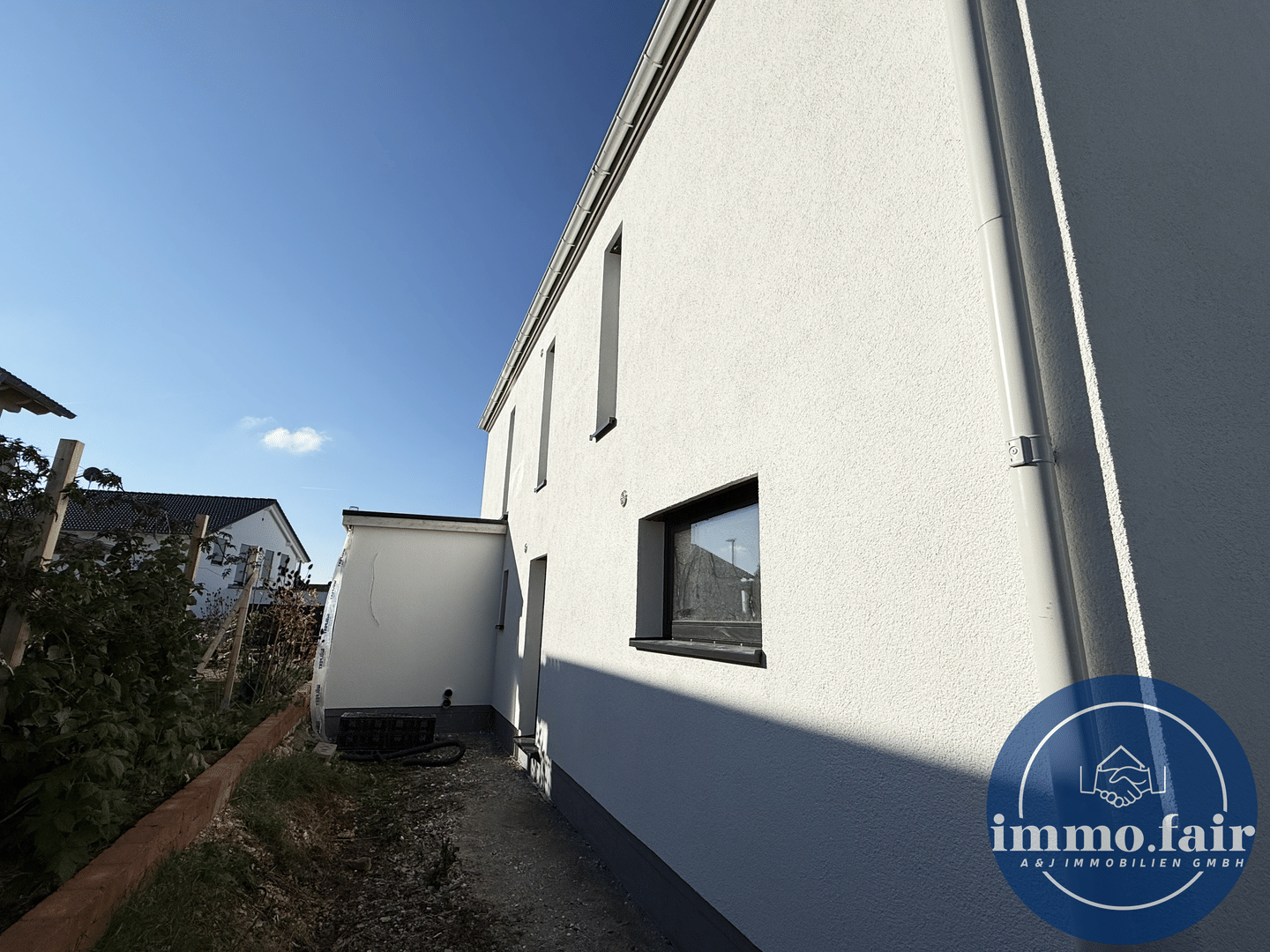 Immobilie in Hülben - Modernes KfW40+ Einfamilienhaus mit luxuriöser Ausstattung, PV-Anlage und Smart-Home-System - Bild 3