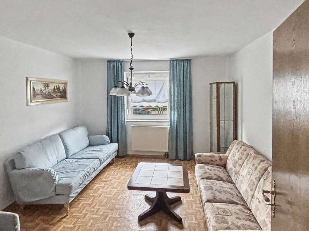 Immobilie in Regenstauf - Gepflegtes Einfamilienhaus mit Nebengebäude auf großzügigem Grundstück in Regenstauf-Diesenbach - Bild 3