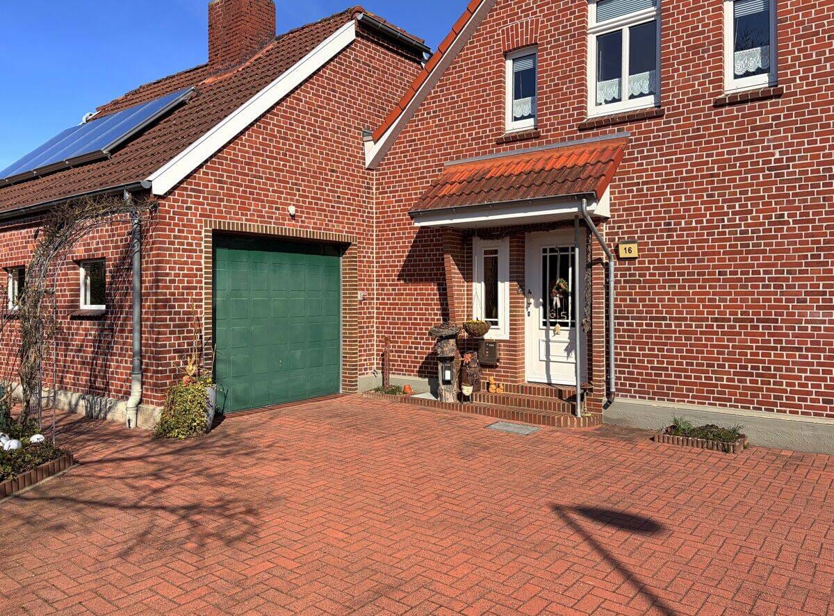 Immobilie in Friedeburg - Charmantes Zweifamilienhaus mit Wintergarten und vielseitigen Nebengebäuden in Reepsholt - Bild 2