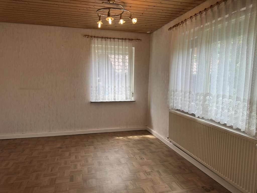 Immobilie in Frickenhausen - Freistehendes Einfamilienhaus mit Garten und viel Potenzial für eigene Wohnideen - Bild 4
