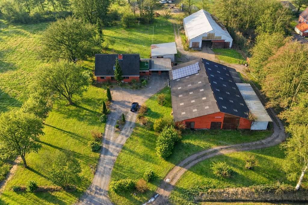 Immobilie in Wischhafen - 7 Hektar Land inklusive – Einfamilienhaus mit Stall, Halle und Nebengebäuden - Bild 0