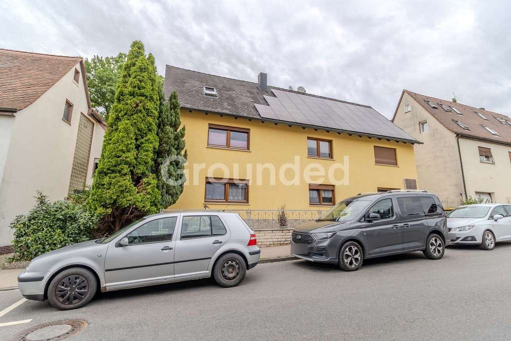 Immobilie in Roßtal - Charmantes Dreifamilienhaus mit modernster Technik, PV-Anlage und attraktiven Außenbereichen - Bild 1