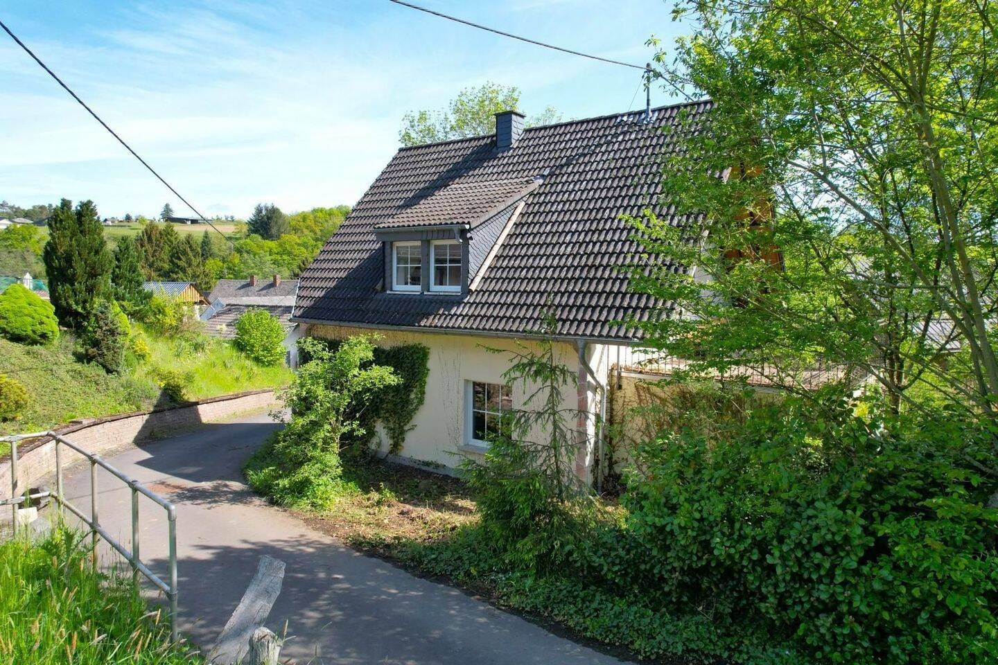 Immobilie in Lirstal - Wunderschönes, ruhig gelegenes Einfamilienhaus mit Dachterrasse auf einem 7.399 m² großen Grundstück in Lirstal - Bild 4