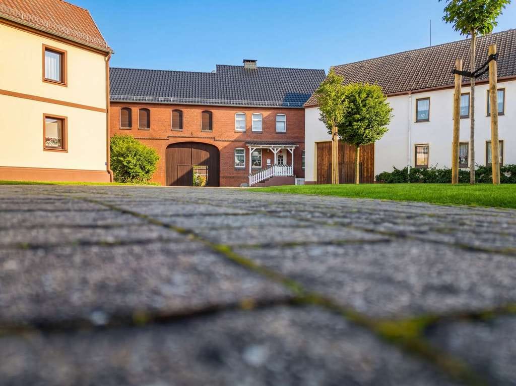 Immobilie in Jessen (Elster) - Vierseitenhof in wundervoller Lage bei Jessen (Elster): Modernes Wohnhaus, Scheune, Nebengebäude - Bild 2