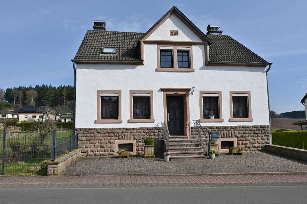 Immobilie in Neuheilenbach - **Charmantes Eifelhaus mit Garten und Doppelgarage** - Bild 0