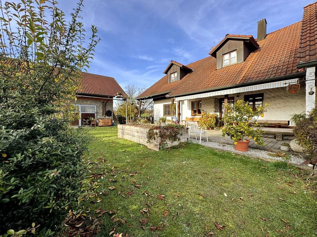 Immobilie in Bayerbach b. Ergoldsbach - Wohnhaus mit Weitblick & Freiraum – vielseitiges Anwesen mit Tierhaltung und zwei Einliegerwohnungen - Bild 3