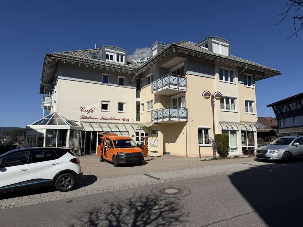 Immobilie in Schluchsee - Bezugsfrei: Renovierungsbedürftige 3,5-Zimmer-Dachgeschosswohnung mit Loggia & TG-Stellplatz - Bild 1