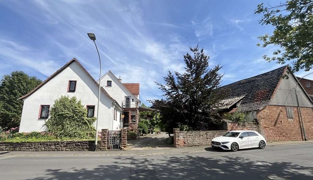 Immobilie in Büdingen - Zwei Wohnhäuser, Scheune & viel Platz - Hofensemble auf weitläufigem Grundstück. - Bild 0