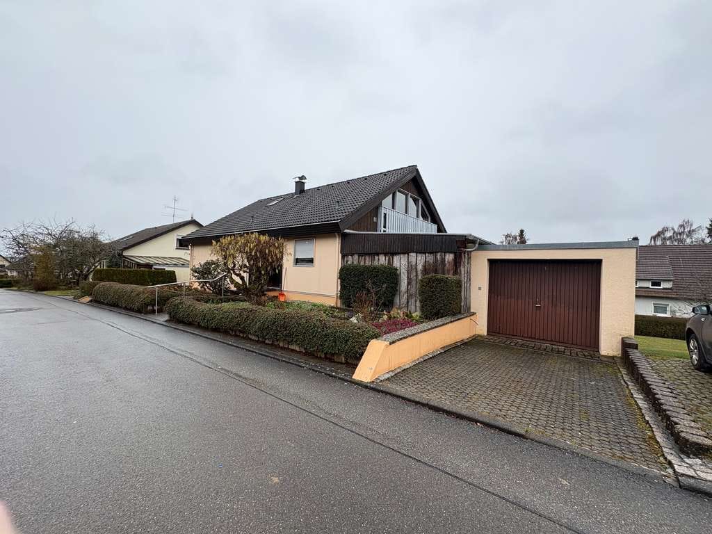 Immobilie in Villingendorf - Einfamilienhaus mit Einliegerwohnung, Garage und Garten in Villingendorf - Bild 0