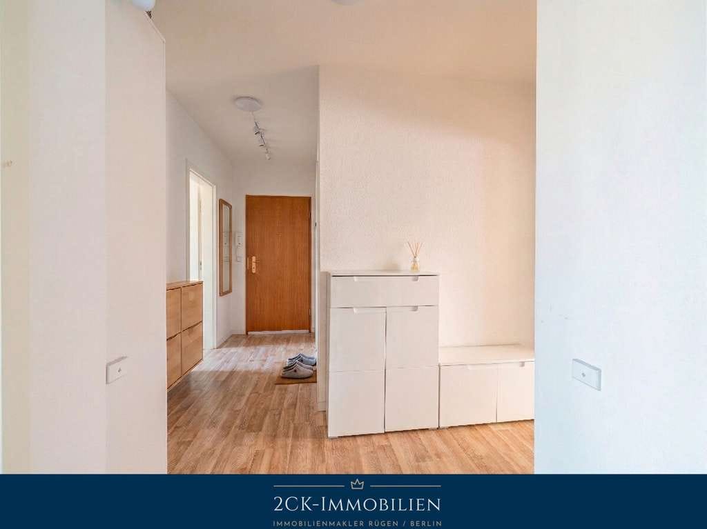 Immobilie in Göhren - Ostseebad Göhren: Vermietete 85 m² Wohnung, Balkon, EBK & Parkplätze – nur 700 m zum Strand! - Bild 1