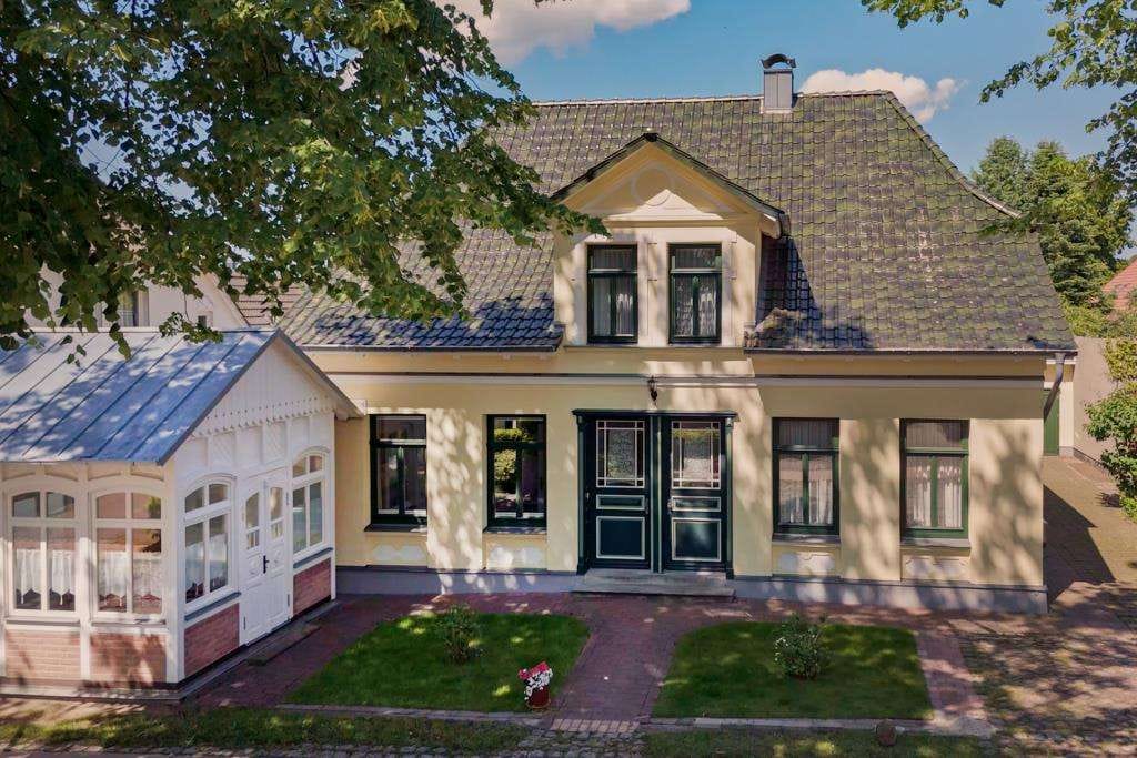 Immobilie in Wustrow - Ein Unikat in Wustrow: Saniertes Kapitänshaus in Strandnähe  - Bild 0