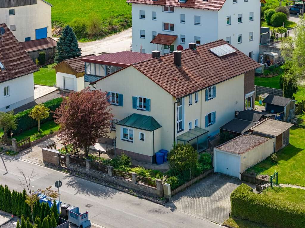Immobilie in Mainburg - Zweifamilienhaus mit viel Platz, Garten und Perspektive! - Bild 0
